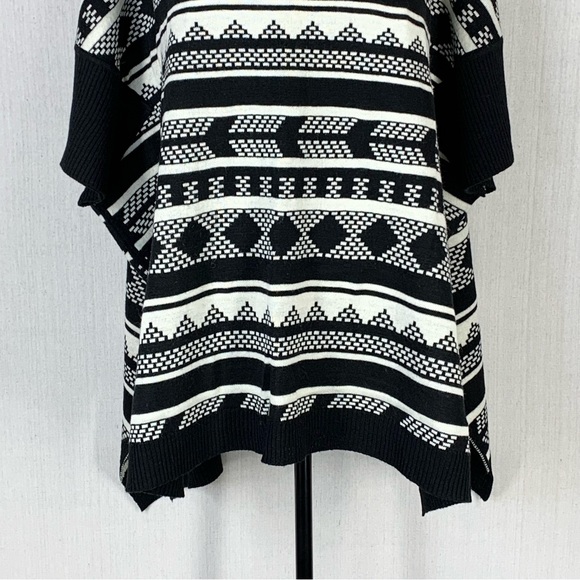 Jack by BB Dakota Cyndi Jacquard Oversized Modern Geometric Poncho - Size Med - Picture 6 of 15